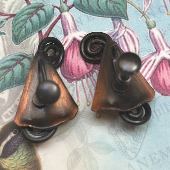 Vintage Artisan Copper Calla Lily Screw Back Earrings - 1 1/4” - Picture 4 of 5